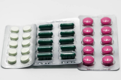 多彩药片 视觉系统与精准治疗的现代制药缩影