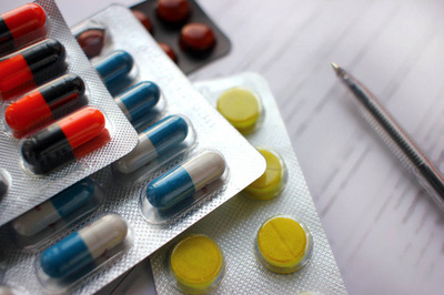 药房中的色彩密码 五颜六色的片剂与胶囊世界